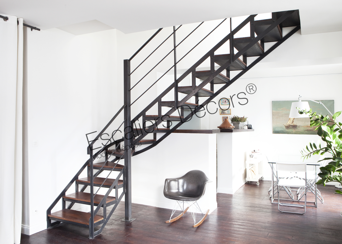 Photo DT100 - ESCA'DROIT® 1/4 tournant Intermédiaire. Escalier d'intérieur en métal et bois au design industriel et vintage.